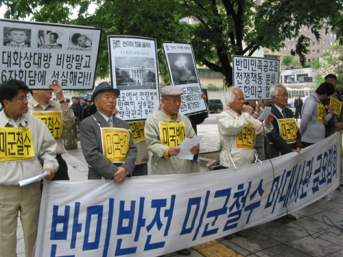 이관복 민족문제연구소 이사가 결의문을 읽고 있다 